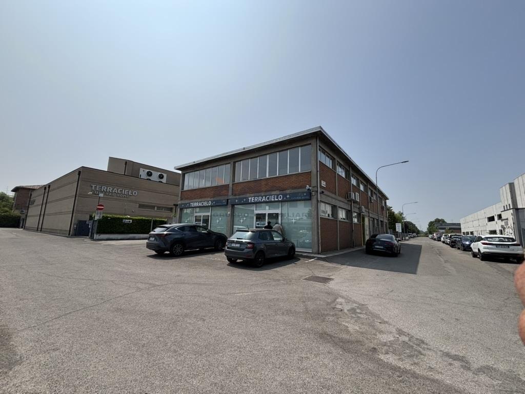 locale commerciale in vendita a Modena