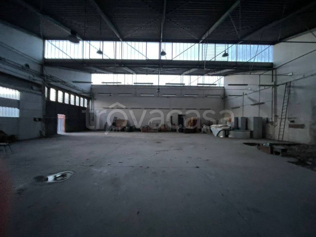 locale commerciale in vendita a Modena