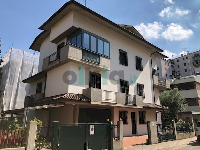 casa indipendente in vendita a Modena