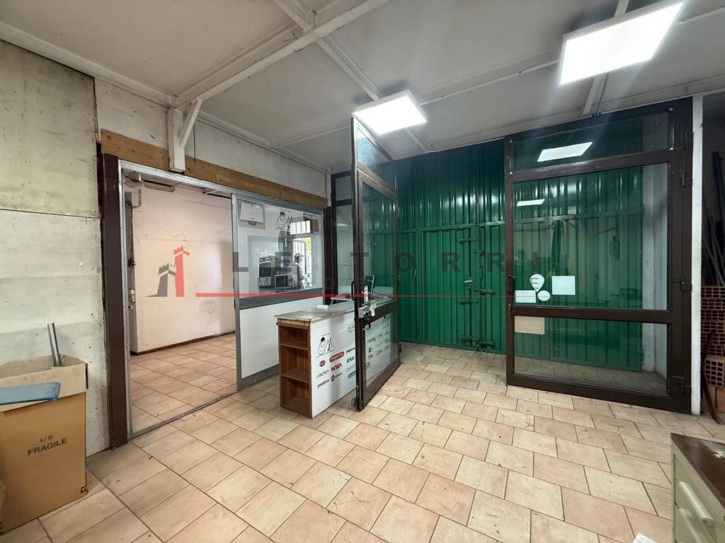 locale commerciale in vendita a Modena in zona Lamarmora