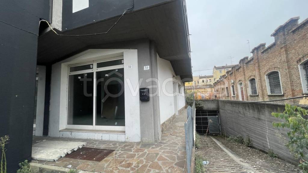 locale commerciale in vendita a Modena in zona Crocetta