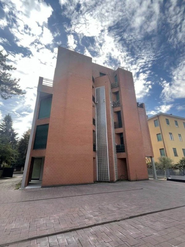 ufficio in vendita a Modena in zona Crocetta