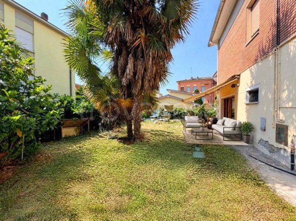 casa indipendente in vendita a Modena in zona Amendola