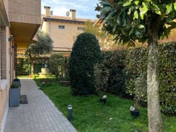 casa indipendente in vendita a Modena in zona San Faustino