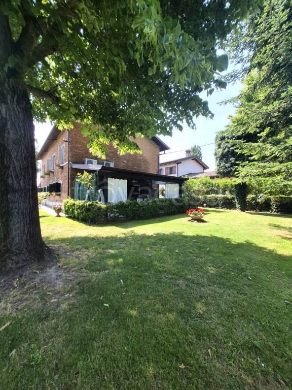 casa indipendente in vendita a Modena in zona Albareto