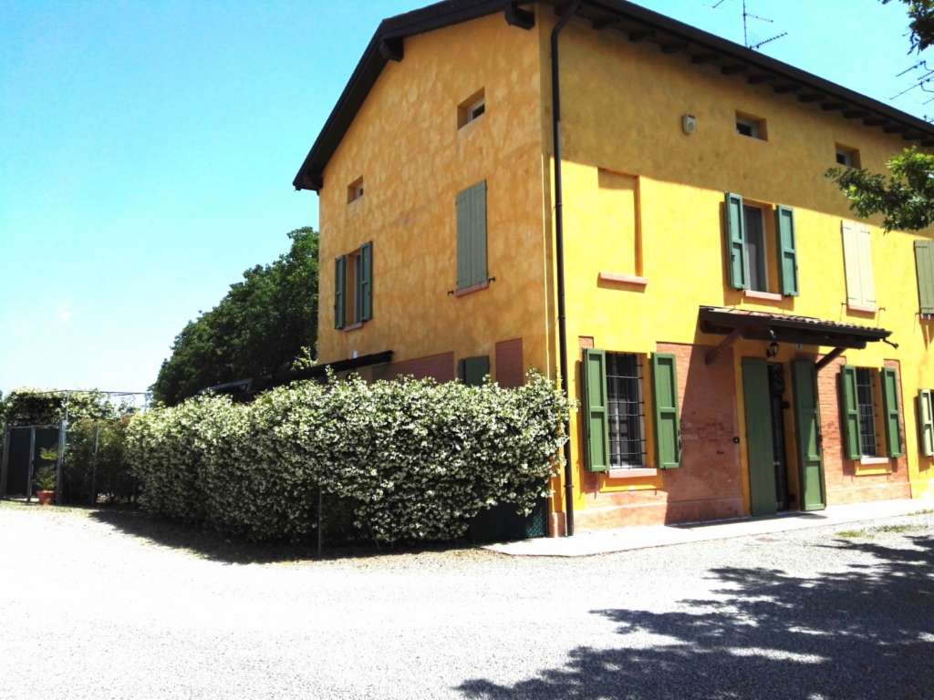 casa indipendente in vendita a Modena in zona Ganaceto