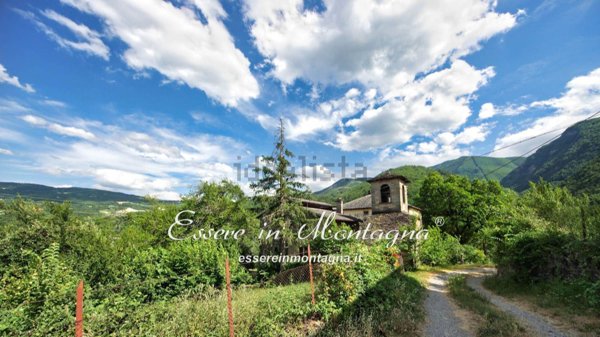 casa indipendente in vendita a Montecreto in zona Strettara