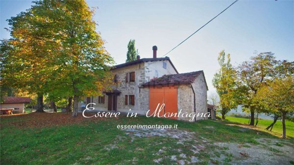 casa indipendente in vendita a Montecreto in zona Strettara