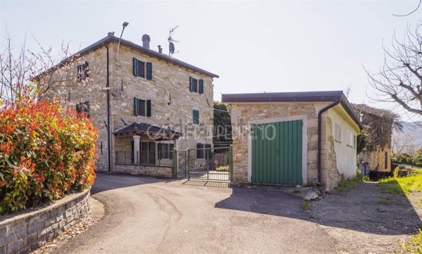 casa indipendente in vendita a Montefiorino