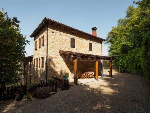 casa indipendente in vendita a Montefiorino in zona Farneta