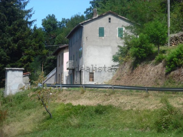 esavano in vendita a Montese in zona Maserno
