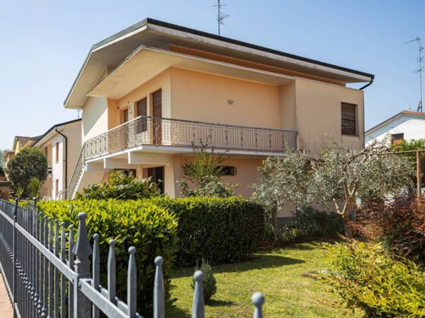 casa indipendente in vendita a Novi di Modena