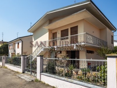 casa indipendente in vendita a Novi di Modena