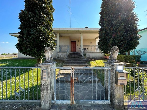 casa indipendente in vendita a Novi di Modena
