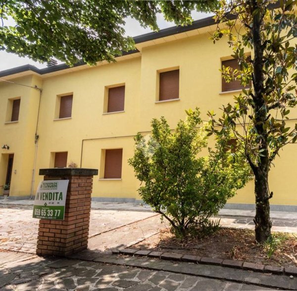 casa indipendente in vendita a Novi di Modena