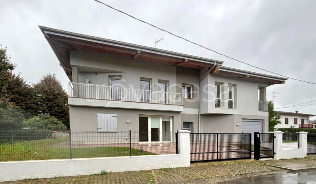 casa indipendente in vendita a Novi di Modena