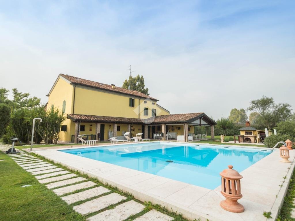 casa indipendente in vendita a Novi di Modena