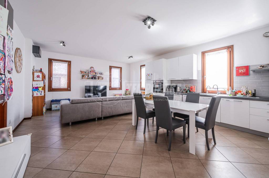 casa indipendente in vendita a Novi di Modena