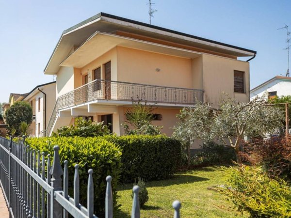 casa indipendente in vendita a Novi di Modena