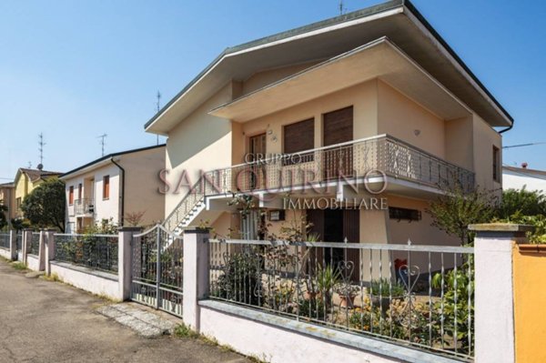 casa indipendente in vendita a Novi di Modena