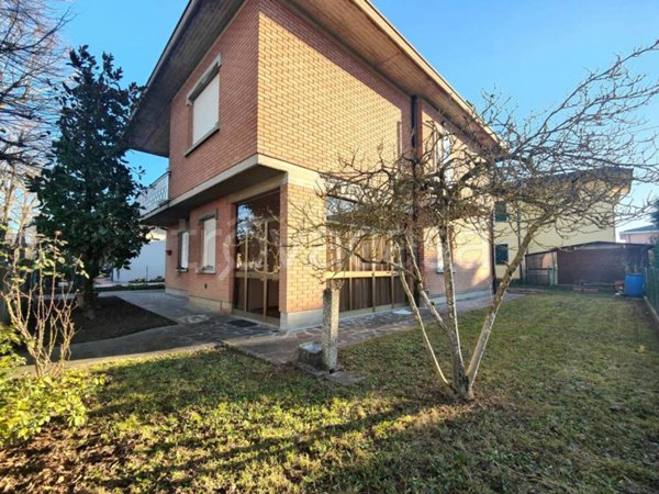 casa indipendente in vendita a Novi di Modena
