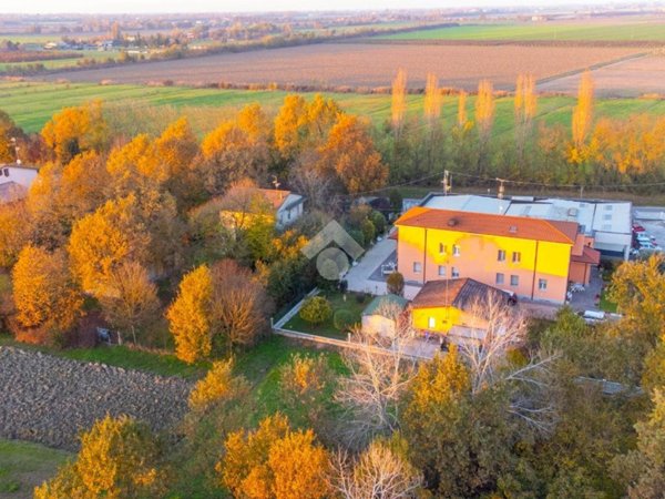 casa indipendente in vendita a Novi di Modena