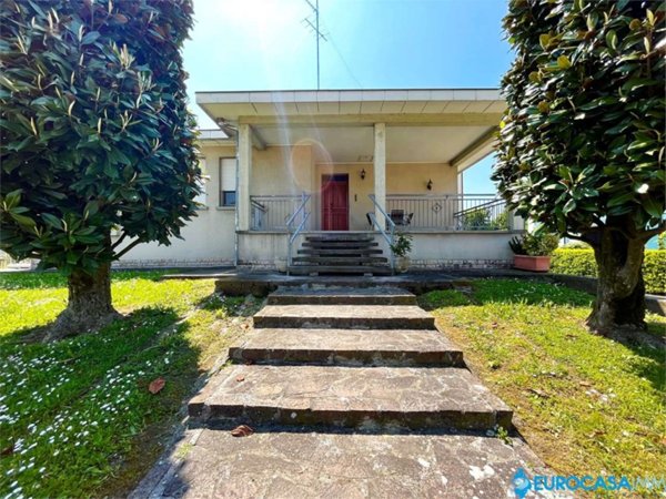 casa indipendente in vendita a Novi di Modena