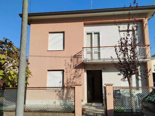 casa indipendente in vendita a Novi di Modena