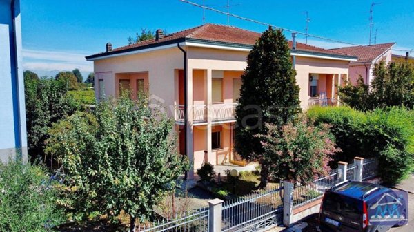 casa indipendente in vendita a Novi di Modena