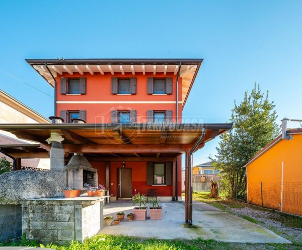 casa indipendente in vendita a Novi di Modena