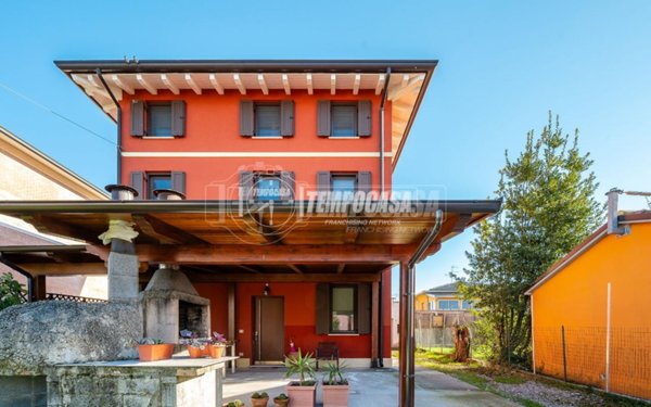 casa indipendente in vendita a Novi di Modena