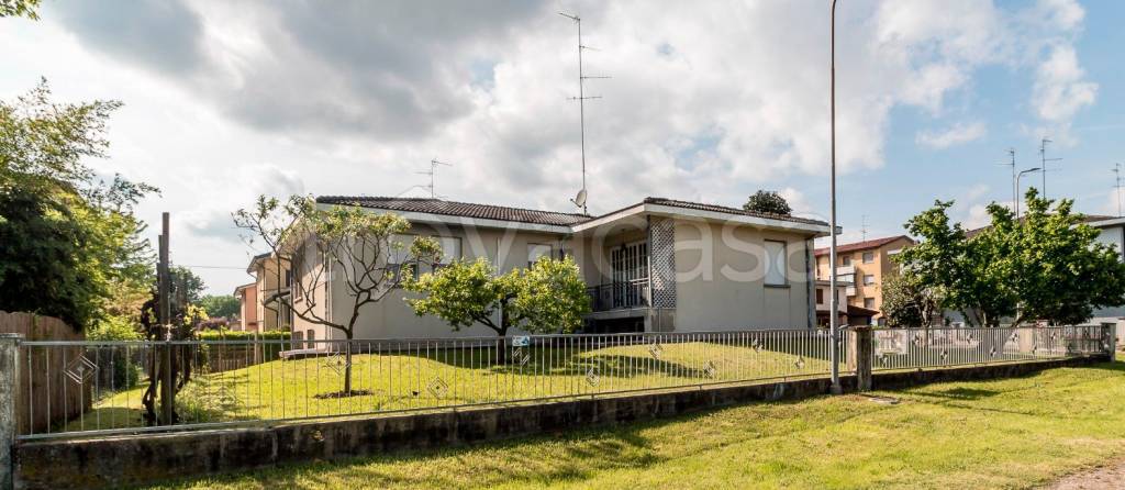 casa indipendente in vendita a Novi di Modena