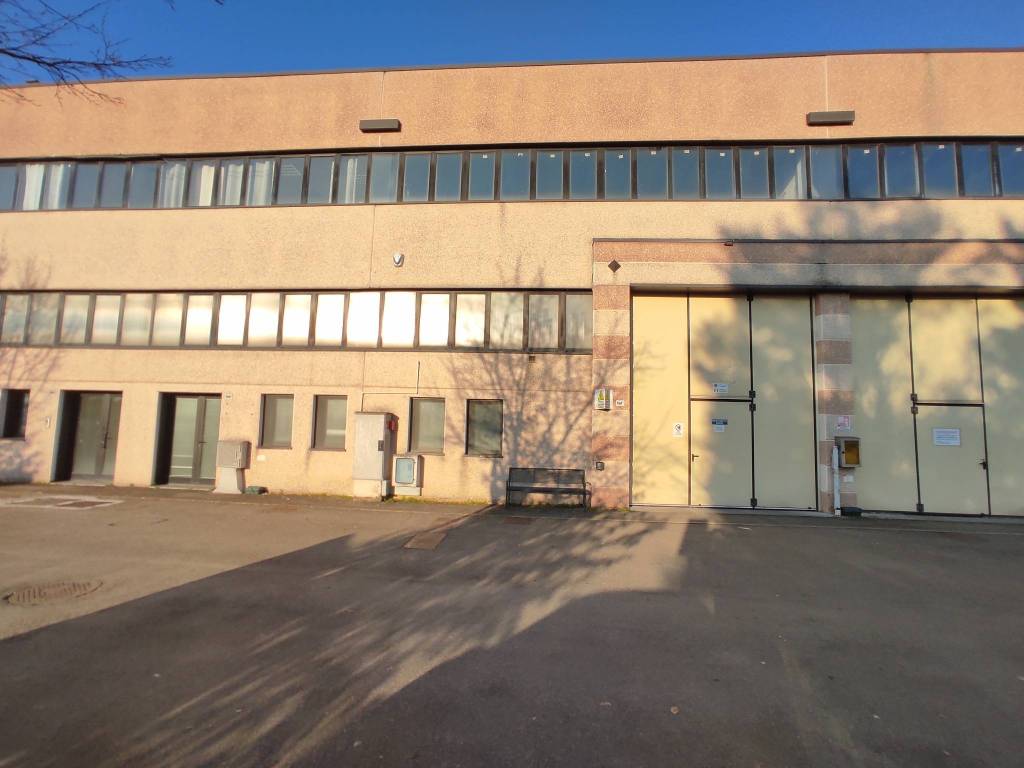 locale commerciale in vendita a Novi di Modena in zona Rovereto sulla Secchia