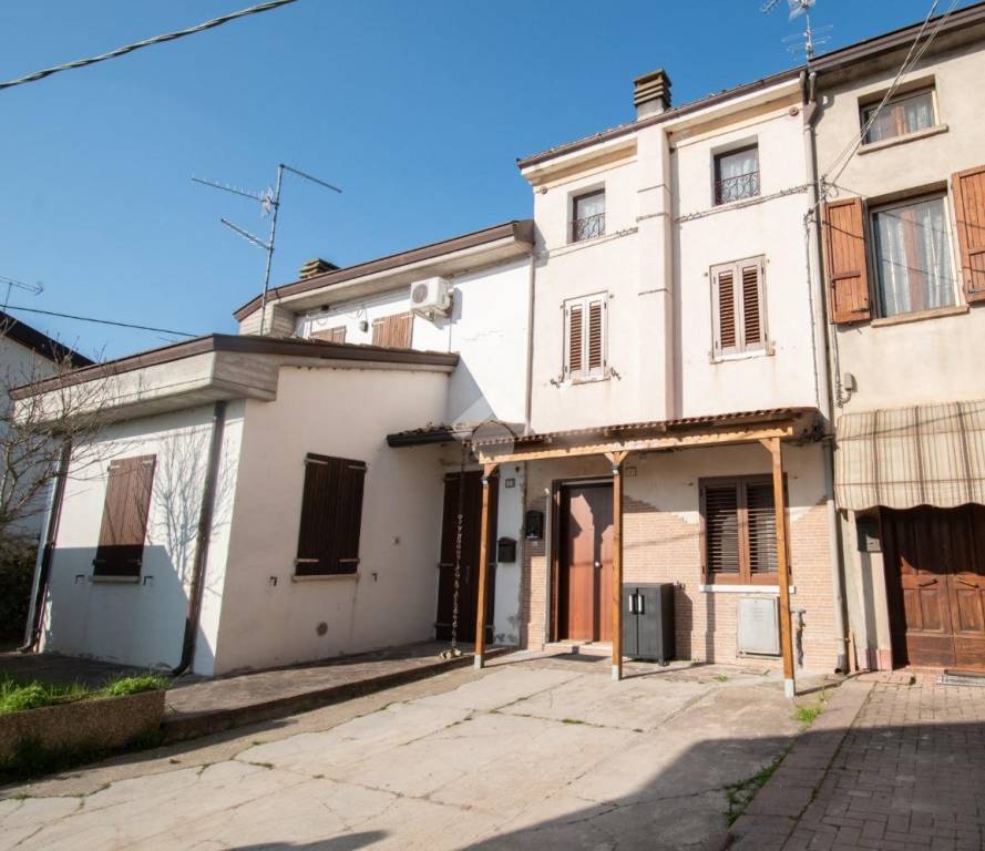 casa indipendente in vendita a Novi di Modena