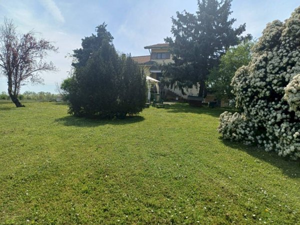 casa indipendente in vendita a Novi di Modena