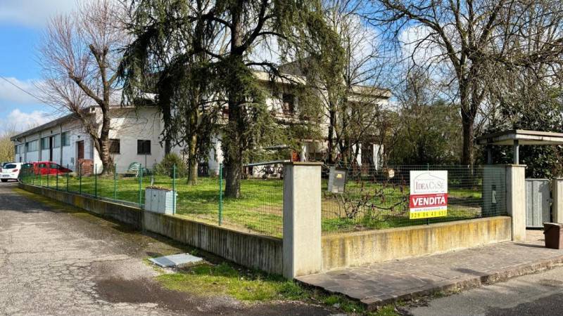 casa indipendente in vendita a Novi di Modena