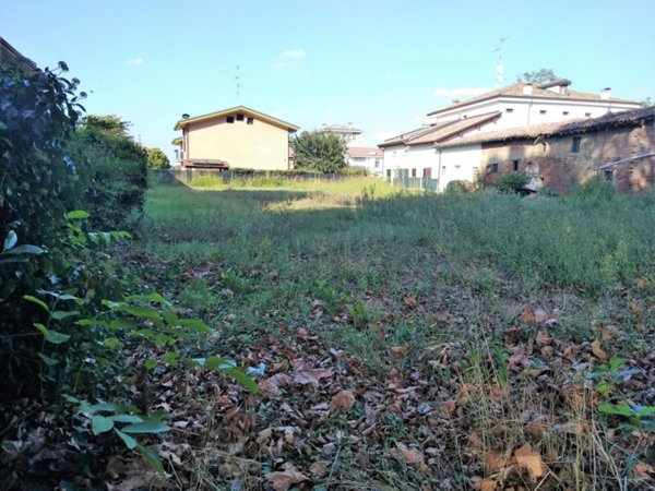 terreno edificabile in vendita a Novi di Modena