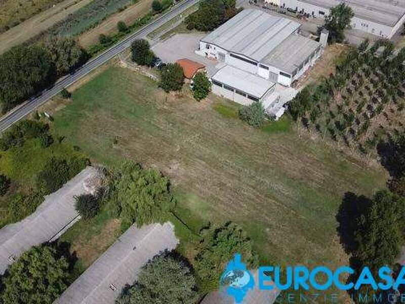 terreno edificabile in vendita a Novi di Modena