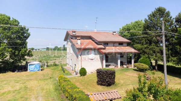 casa indipendente in vendita a Novi di Modena