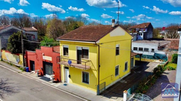 casa indipendente in vendita a Novi di Modena