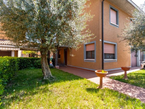 casa indipendente in vendita a Novi di Modena