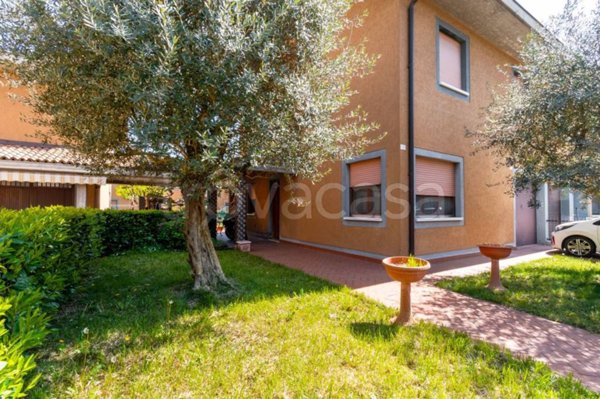 casa indipendente in vendita a Novi di Modena