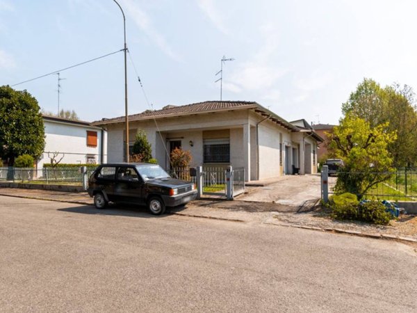 casa indipendente in vendita a Novi di Modena