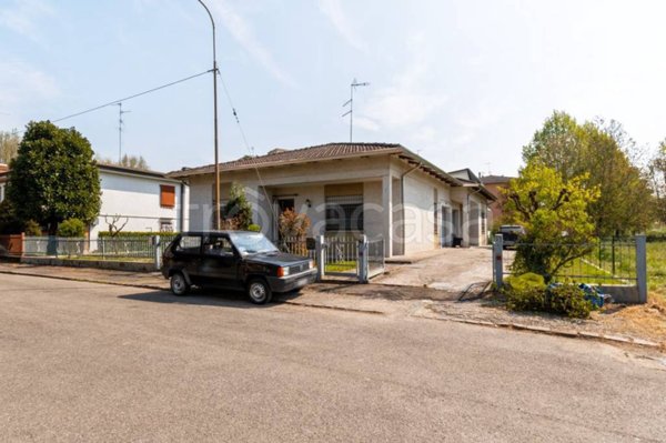 casa indipendente in vendita a Novi di Modena