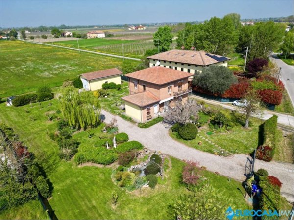 casa indipendente in vendita a Novi di Modena