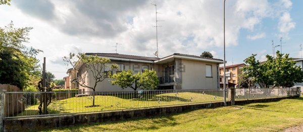 casa indipendente in vendita a Novi di Modena