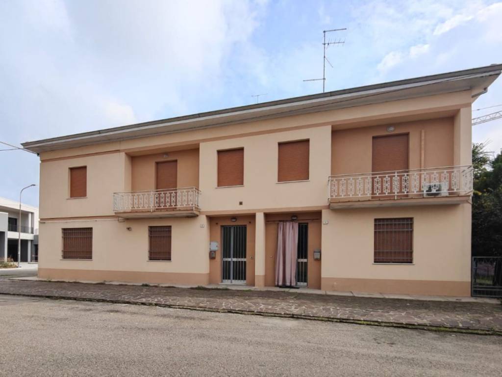 casa indipendente in vendita a Novi di Modena