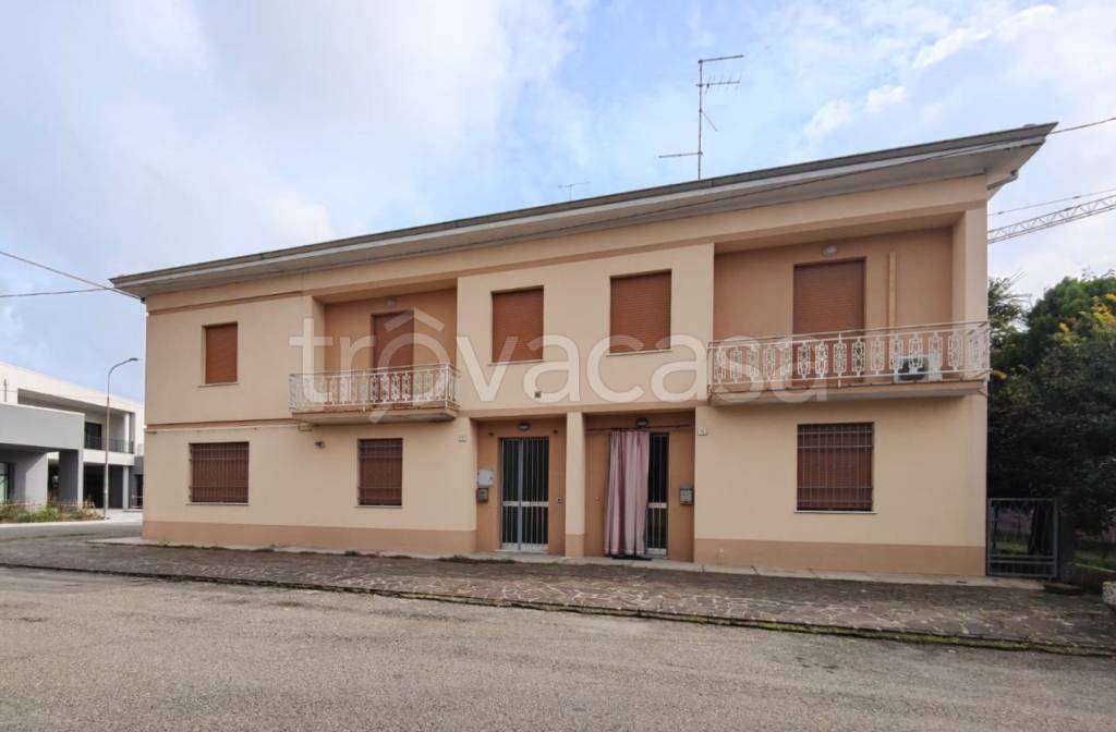 casa indipendente in vendita a Novi di Modena