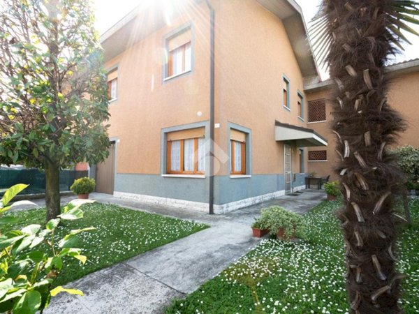 casa indipendente in vendita a Novi di Modena