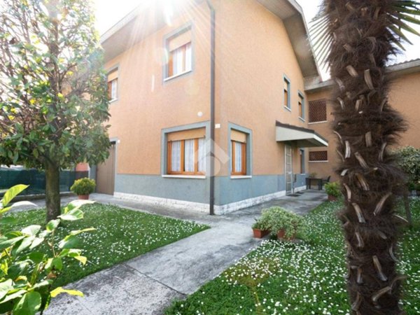 casa indipendente in vendita a Novi di Modena